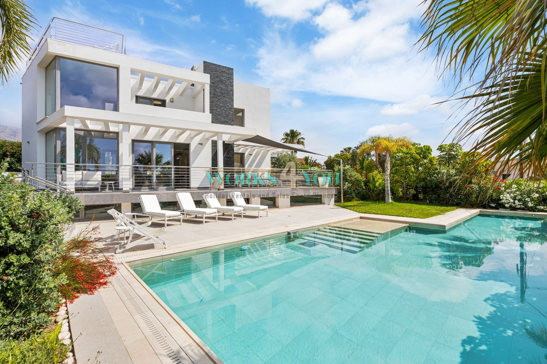 Modern Villa in This Suburb of La Nucía with Solar power