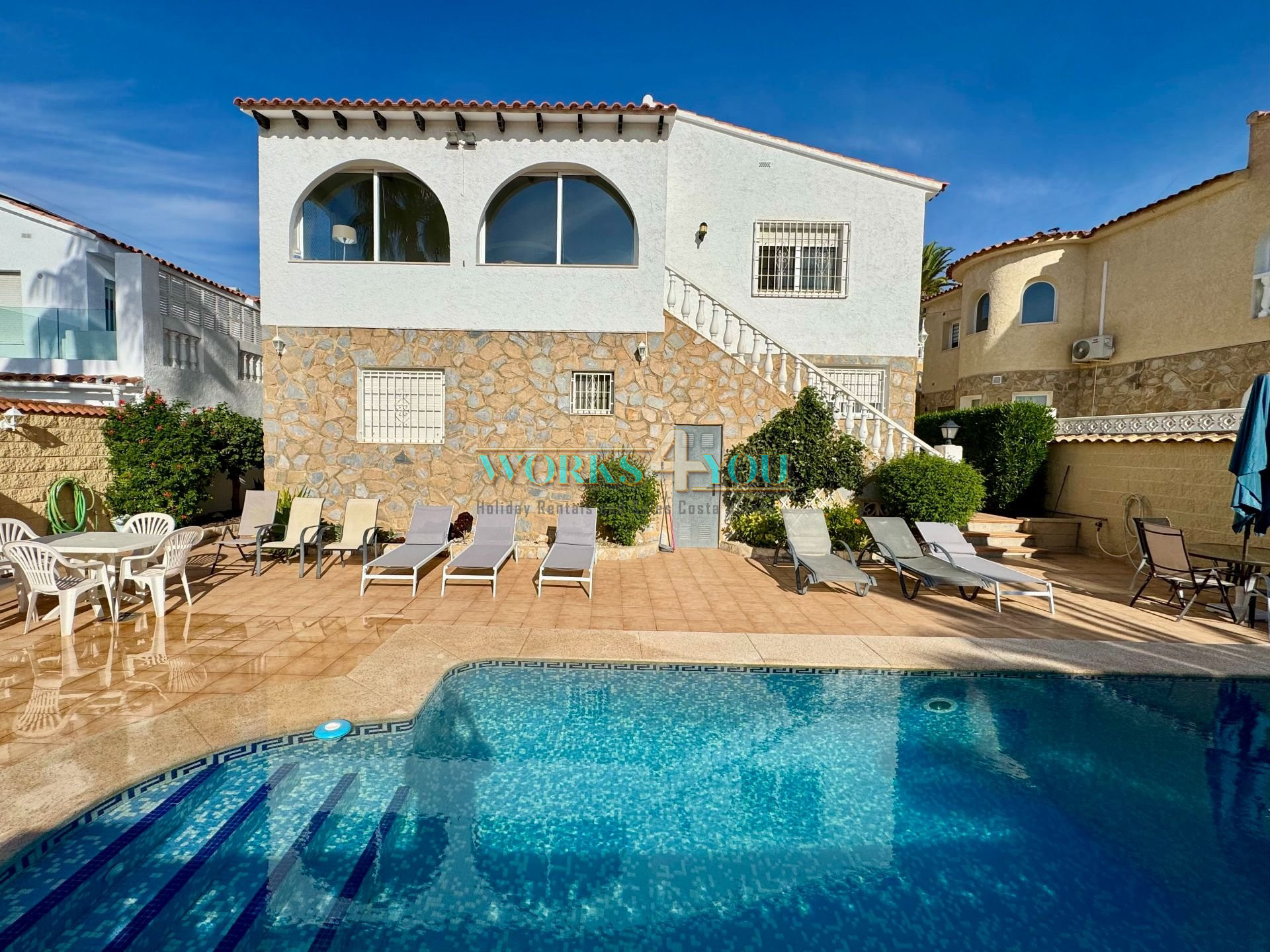 Villa with 3 Apartments in Cautivador, Alfaz del Pi